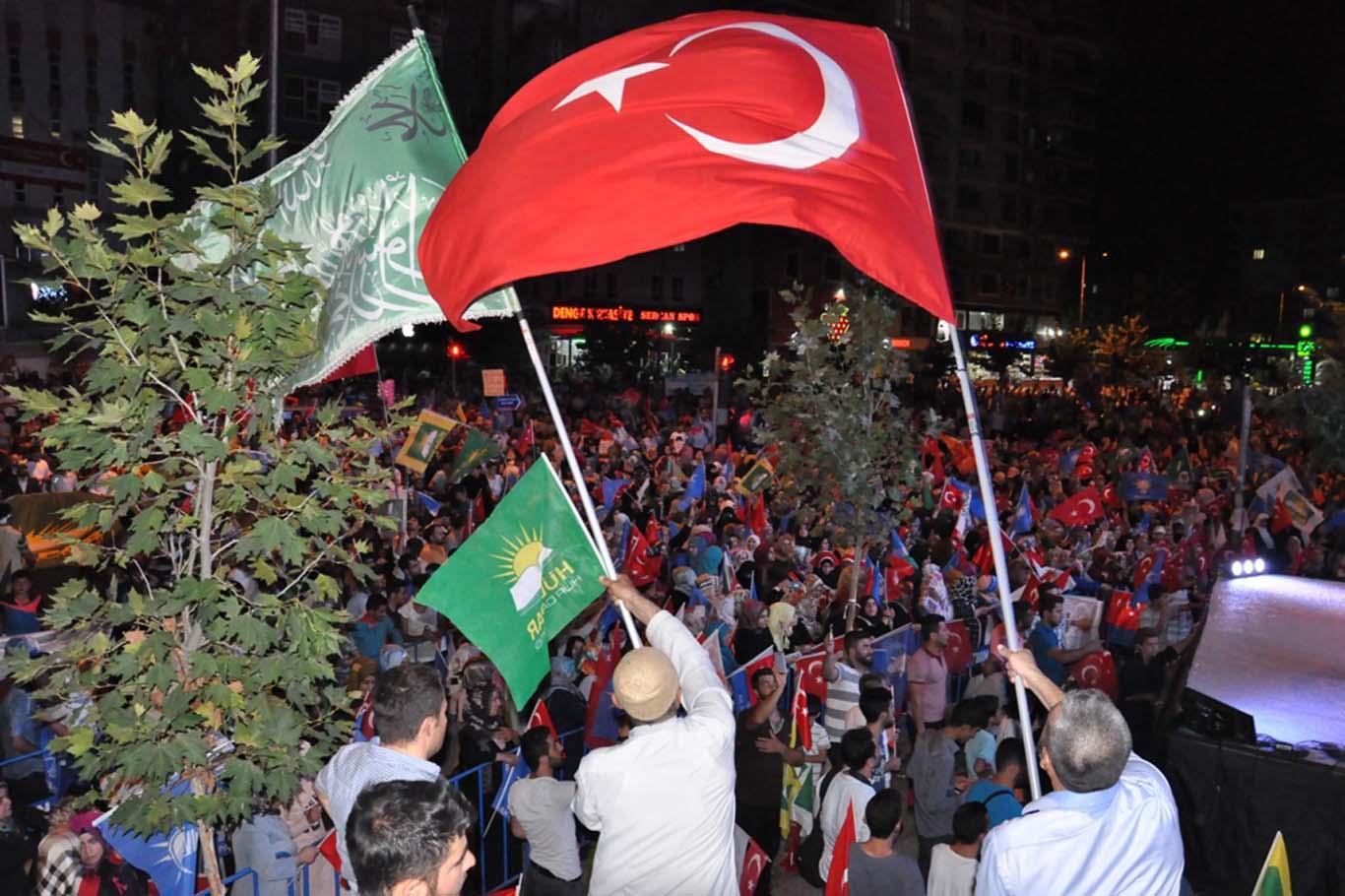 Batmanlılar darbe nöbetinde beşinci gününde Batmanlılar darbe nöbetinde beşinci gününde